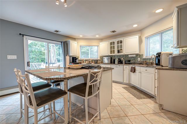 68 Chestnut Street, Mount Sinai, NY 11766