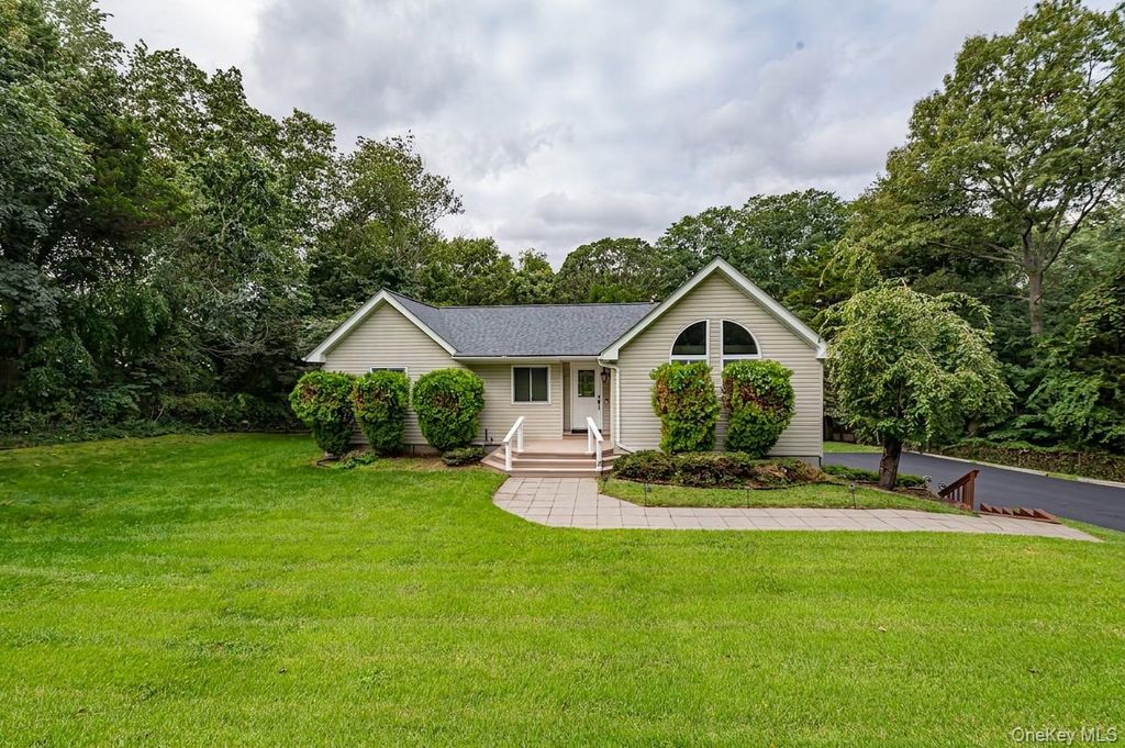 68 Chestnut Street, Mount Sinai, NY 11766