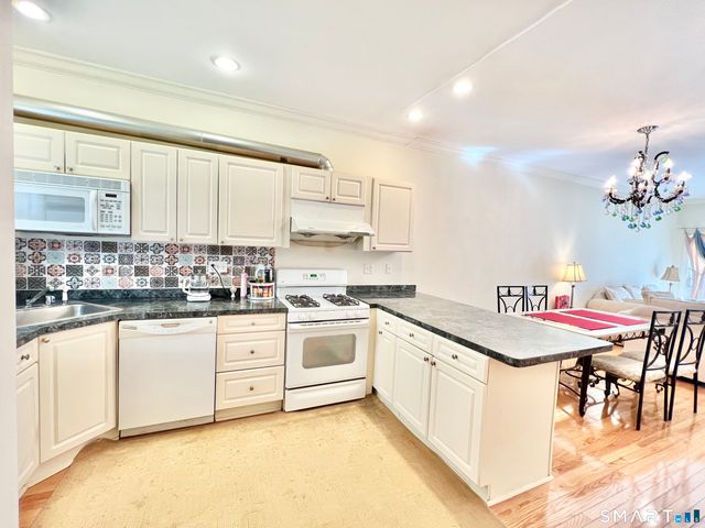 296 Hamilton Avenue Apt 25, Norwich, CT 06360