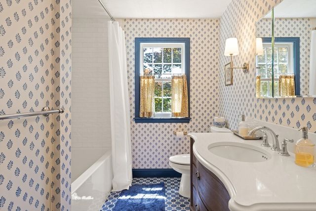 2 Shipley Cir, Westford, MA 01886