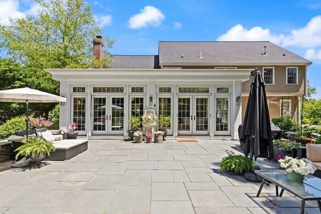 2 Shipley Cir, Westford, MA 01886