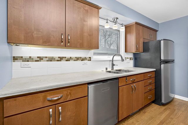 1040 E MOORPARK AVENUE, Appleton, WI 54911