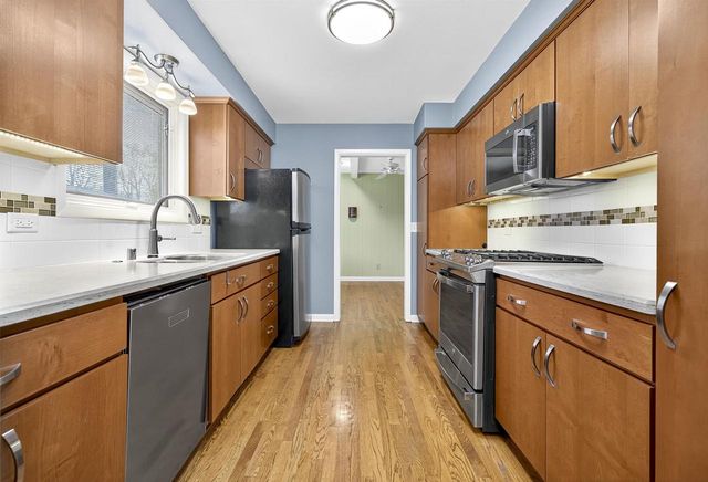 1040 E MOORPARK AVENUE, Appleton, WI 54911