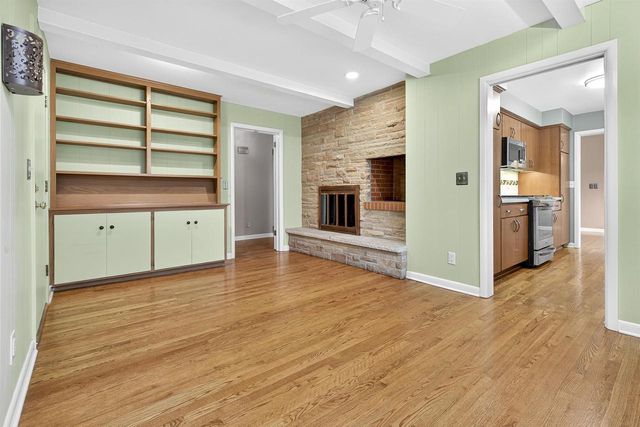 1040 E MOORPARK AVENUE, Appleton, WI 54911