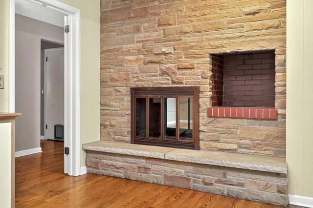 1040 E MOORPARK AVENUE, Appleton, WI 54911