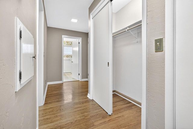 1040 E MOORPARK AVENUE, Appleton, WI 54911