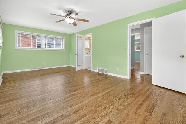 1040 E MOORPARK AVENUE, Appleton, WI 54911