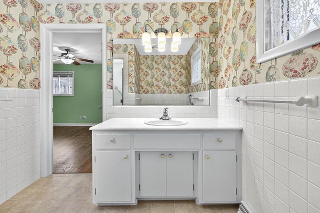 1040 E MOORPARK AVENUE, Appleton, WI 54911