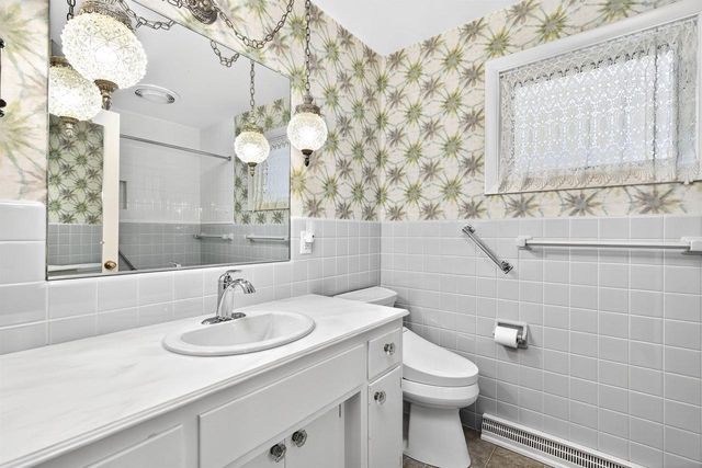 1040 E MOORPARK AVENUE, Appleton, WI 54911