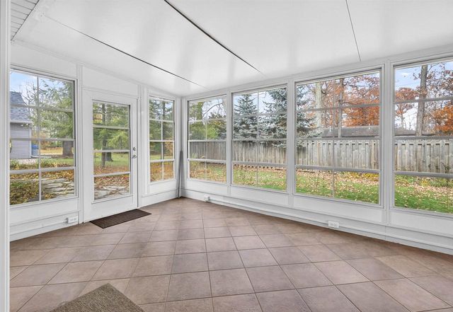 1040 E MOORPARK AVENUE, Appleton, WI 54911