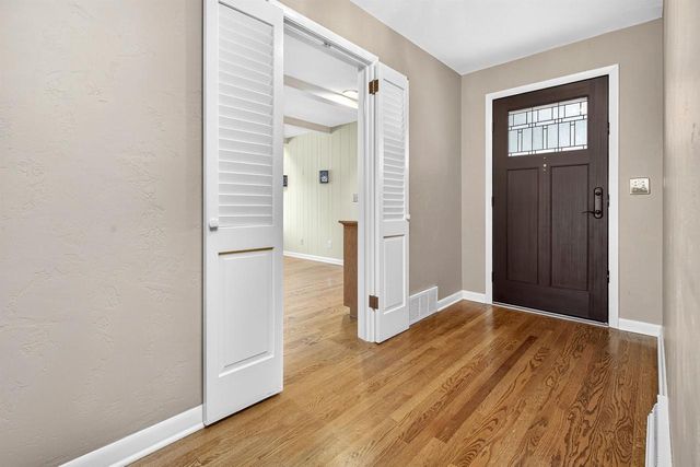 1040 E MOORPARK AVENUE, Appleton, WI 54911