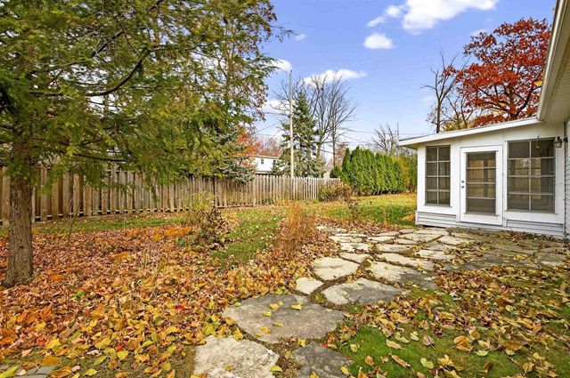 1040 E MOORPARK AVENUE, Appleton, WI 54911