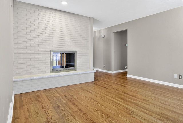 1040 E MOORPARK AVENUE, Appleton, WI 54911