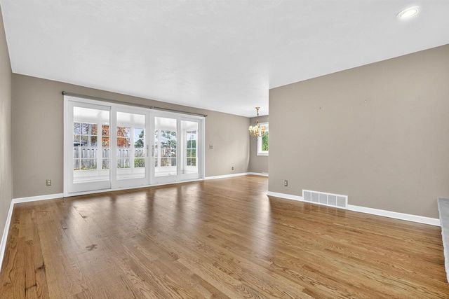 1040 E MOORPARK AVENUE, Appleton, WI 54911