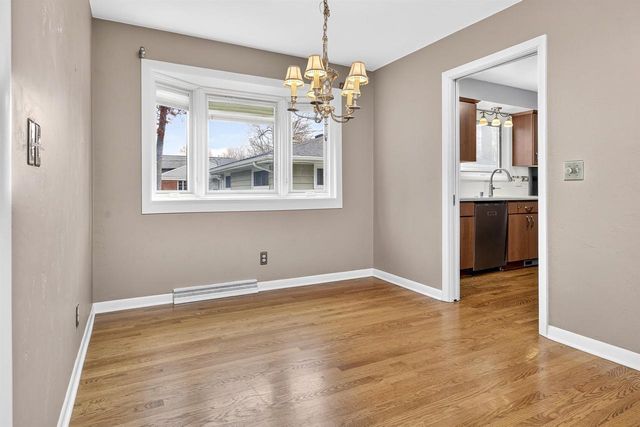 1040 E MOORPARK AVENUE, Appleton, WI 54911