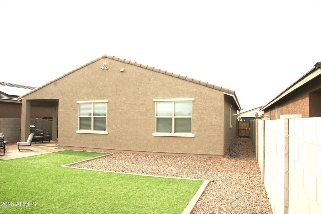 Image 4 of property listing at 16052 W HONEYSUCKLE Drive, Surprise, AZ 85387