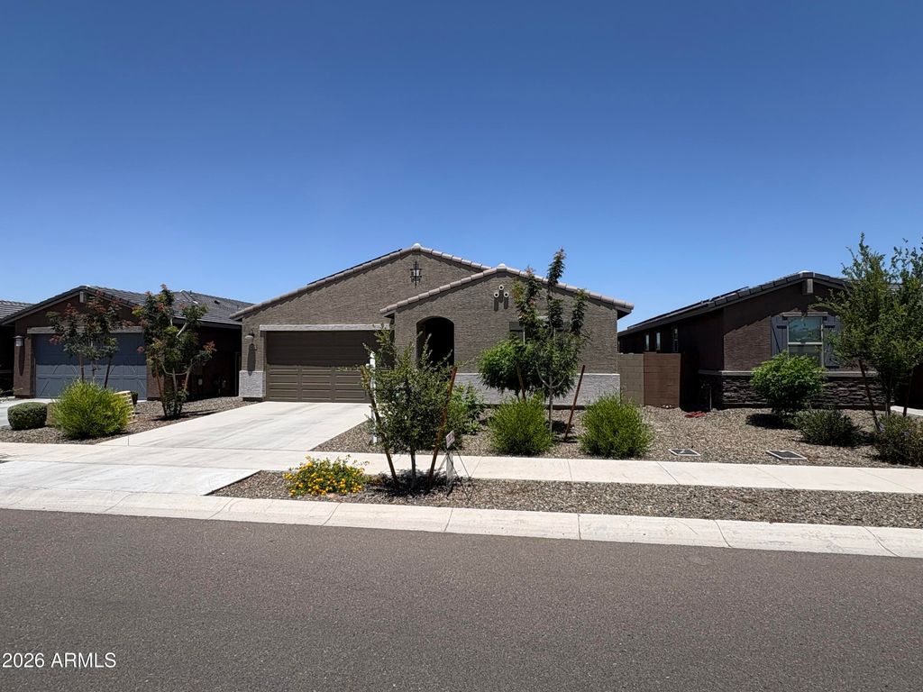 Image 5 of property listing at 16052 W HONEYSUCKLE Drive, Surprise, AZ 85387