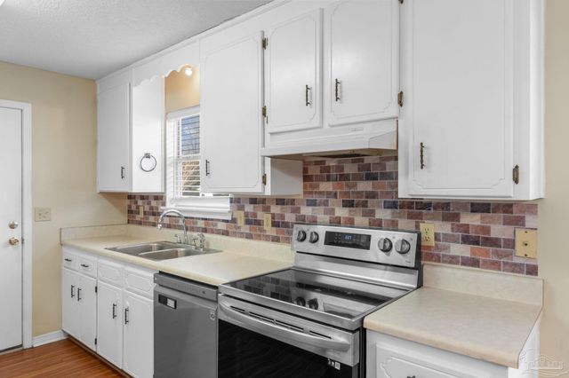 524 Greenberry Dr, Cantonment, FL 32533