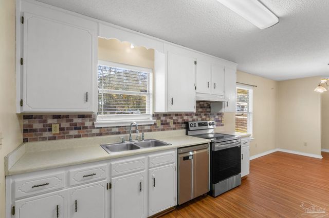 524 Greenberry Dr, Cantonment, FL 32533