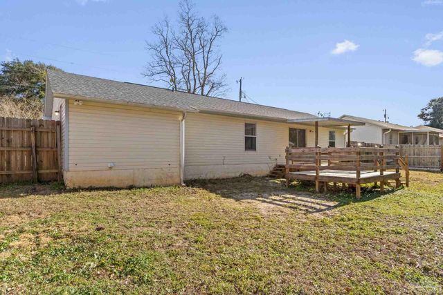 524 Greenberry Dr, Cantonment, FL 32533