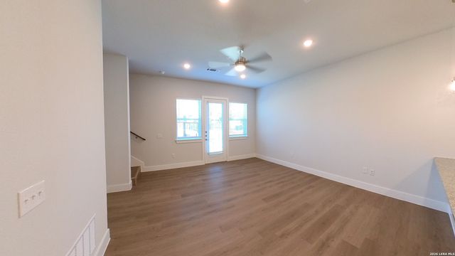 330 E Carson St Apt 3101, San Antonio, TX 78208