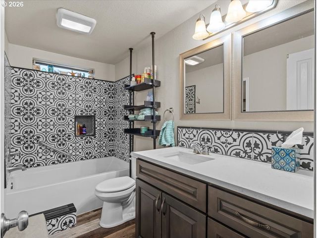 147 CARLON LOOP Rd, Longview, WA 98632