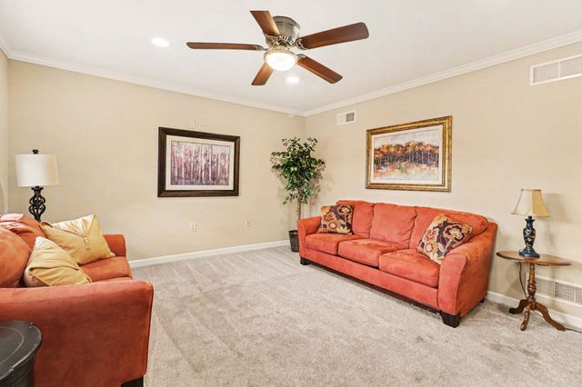 12 LUDWIG LN, Pottstown, PA 19464