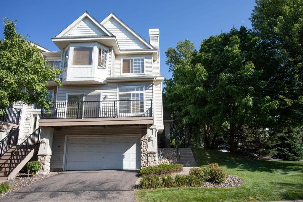 2310 Eagle Trace Lane, Woodbury, MN 55129