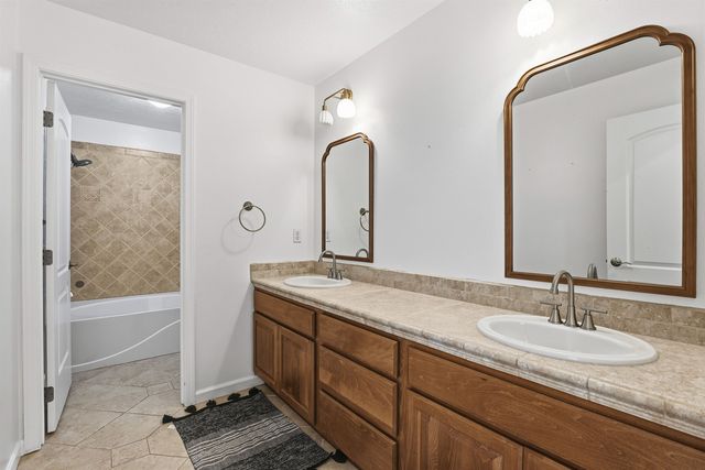 17211 E Rosemont Ln, Greenacres, WA 99016