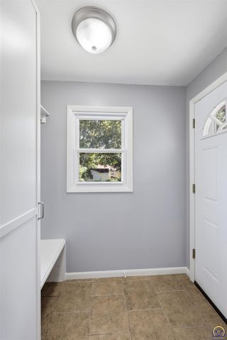 2404 SW Bradbury AVE, Topeka, KS 66611