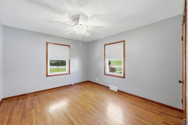 2404 SW Bradbury AVE, Topeka, KS 66611