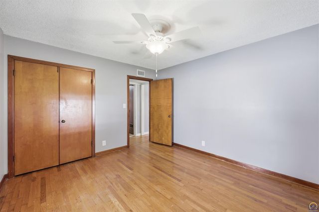 2404 SW Bradbury AVE, Topeka, KS 66611