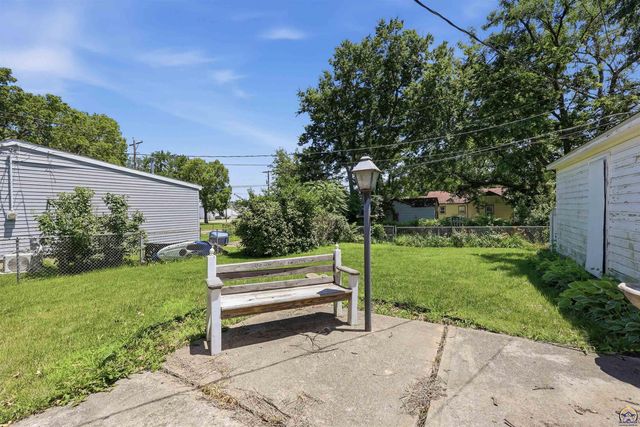 2404 SW Bradbury AVE, Topeka, KS 66611