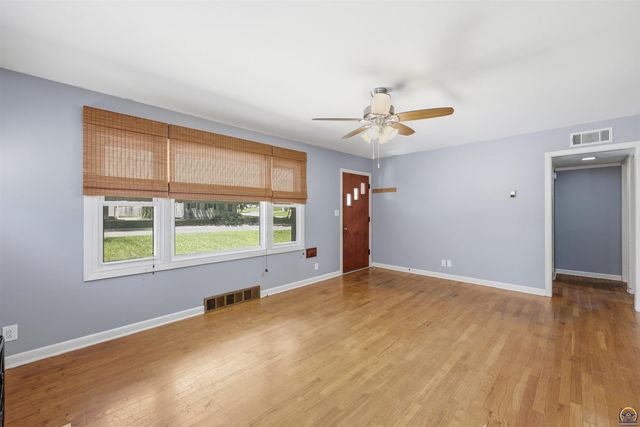 2404 SW Bradbury AVE, Topeka, KS 66611