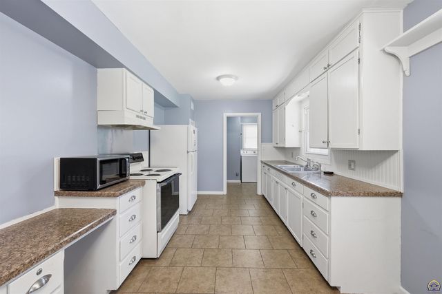 2404 SW Bradbury AVE, Topeka, KS 66611