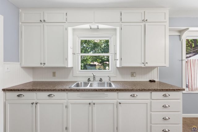 2404 SW Bradbury AVE, Topeka, KS 66611