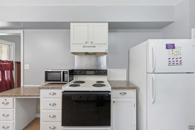 2404 SW Bradbury AVE, Topeka, KS 66611