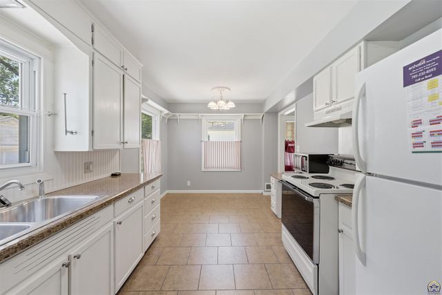 2404 SW Bradbury AVE, Topeka, KS 66611