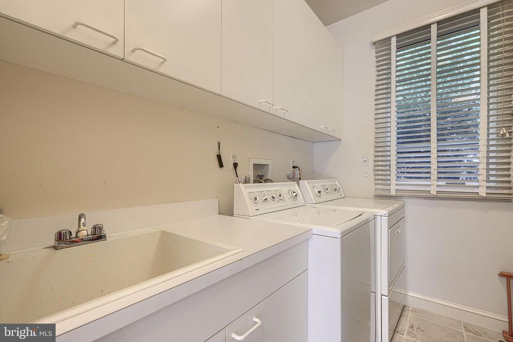 Image 12 of property listing at 3121 ENCLAVE CT, Baltimore, MD 21208