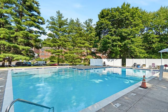39 Fieldstone Drive H2, Hartsdale, NY 10530