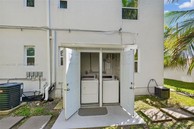 3676 Oak Ave 8, Miami, FL 33133