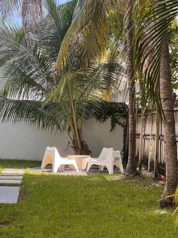 3676 Oak Ave 8, Miami, FL 33133