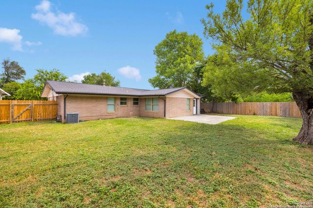 823 BRIARCLIFF DR, San Antonio, TX 78213