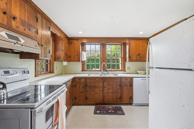 35 Grayton Ave, Barnstable, MA 02647