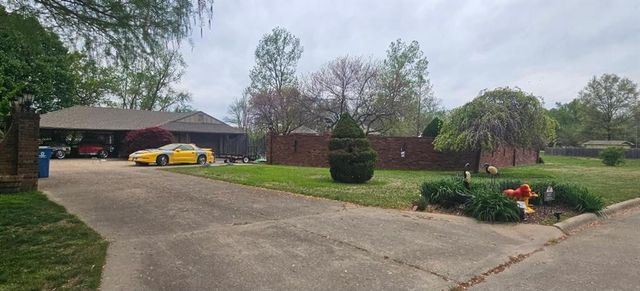 817 Elmwood Lane, Pittsburg, KS 66762