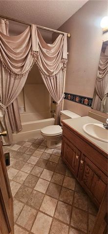 817 Elmwood Lane, Pittsburg, KS 66762