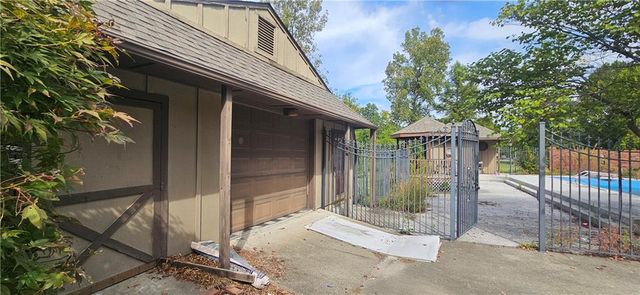 817 Elmwood Lane, Pittsburg, KS 66762