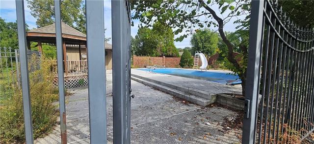 817 Elmwood Lane, Pittsburg, KS 66762