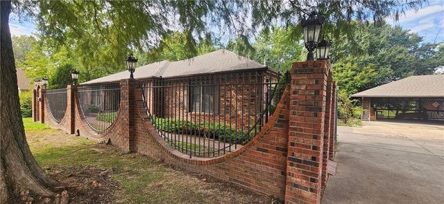 817 Elmwood Lane, Pittsburg, KS 66762