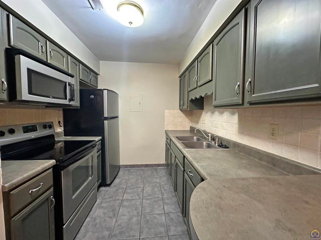 3002 SW Lydia AVE, Topeka, KS 66614